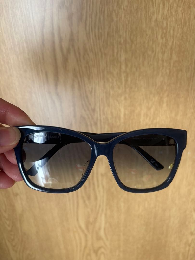 ネイビー サングラス ゴールドロゴ