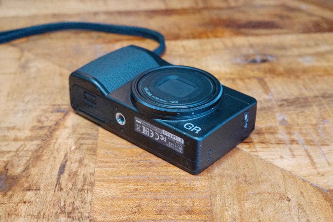 【撮影1714回】RICOH GR III 予備バッテリー＆充電器・ケース付