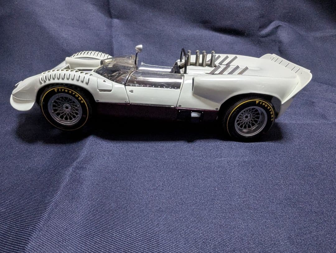 exotoエグゾト製1/18ミニカー ホワイト/バーガンデ