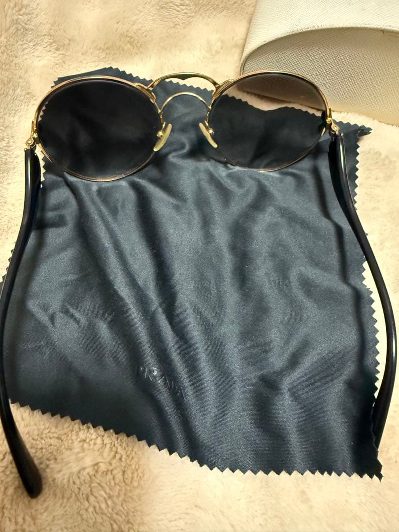 HYDE着　同型同色　PRADA ラウンドサングラス