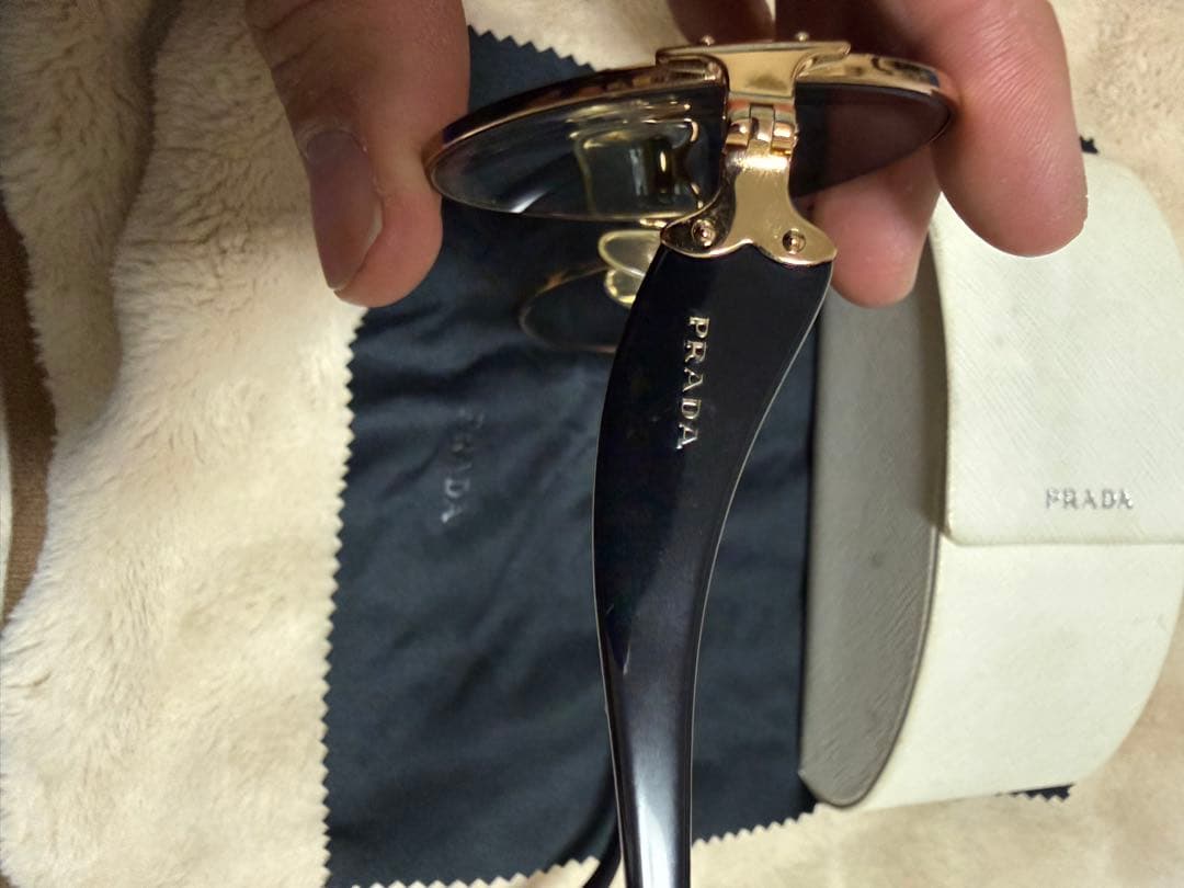 HYDE着　同型同色　PRADA ラウンドサングラス