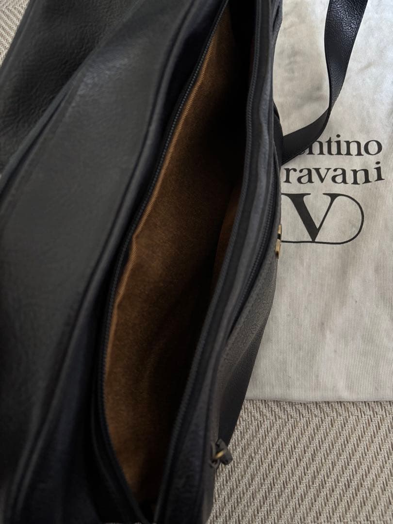 valentino garavani 黒 レザー ショルダーバッグ