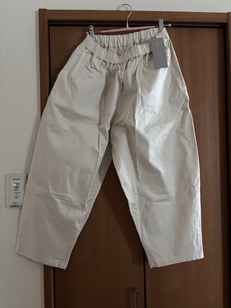 アイボリー カジュアルパンツ 前面ポケット付き