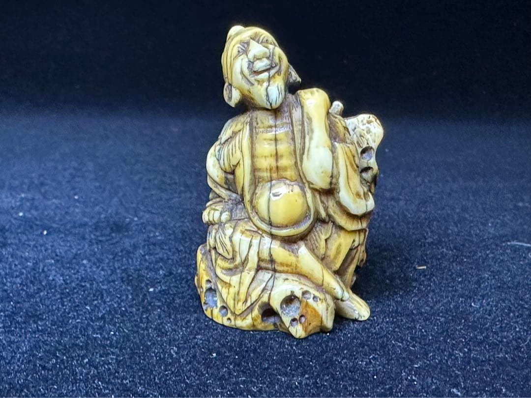 極上　根付　海象　セイウチ　仙人　天然素材　彫刻 置物　細密細工　骨董