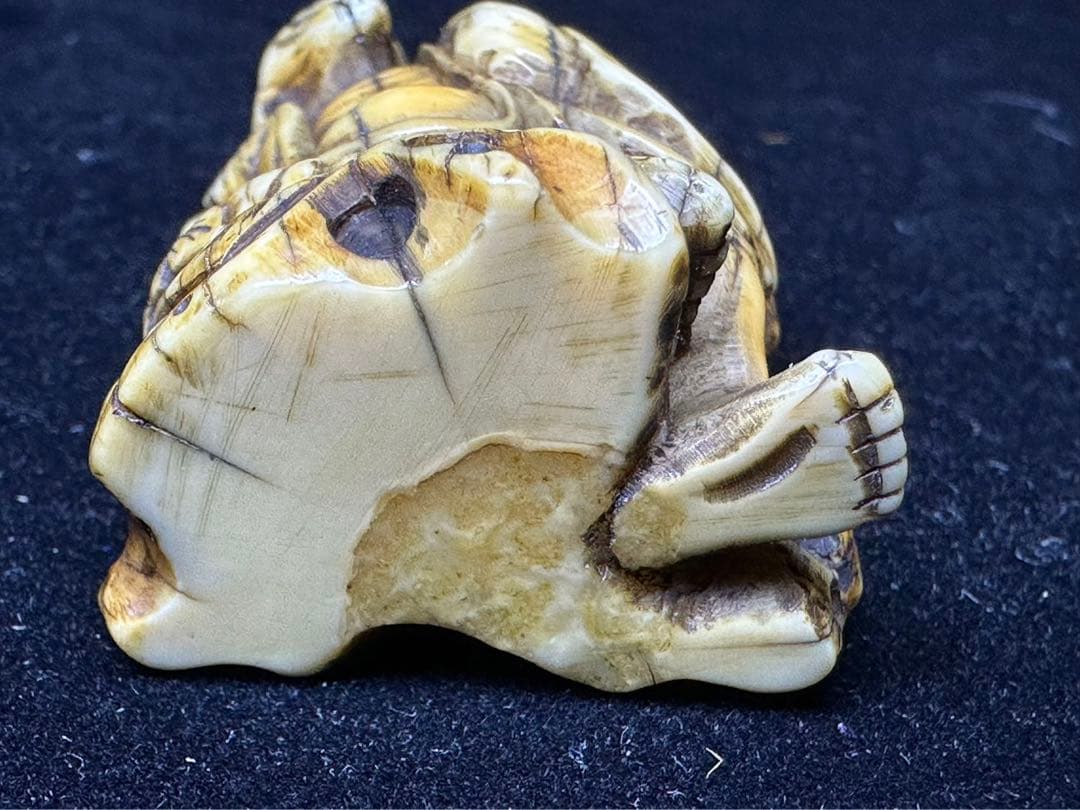 極上　根付　海象　セイウチ　仙人　天然素材　彫刻 置物　細密細工　骨董