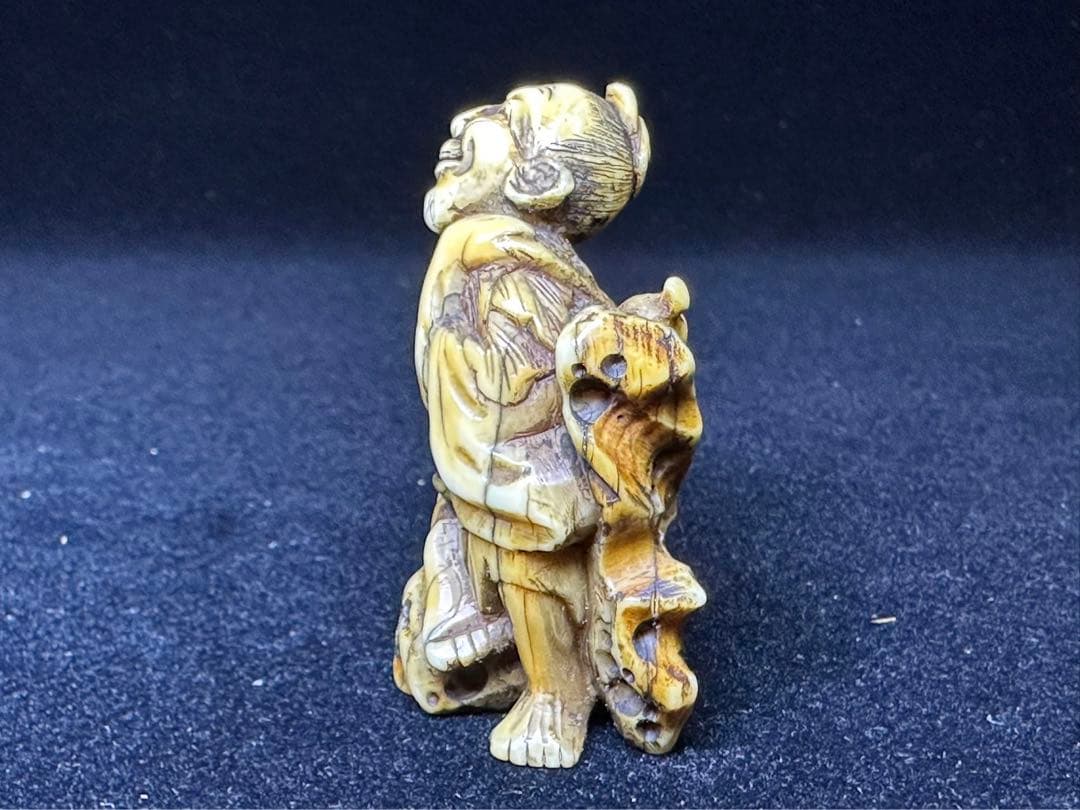 極上　根付　海象　セイウチ　仙人　天然素材　彫刻 置物　細密細工　骨董