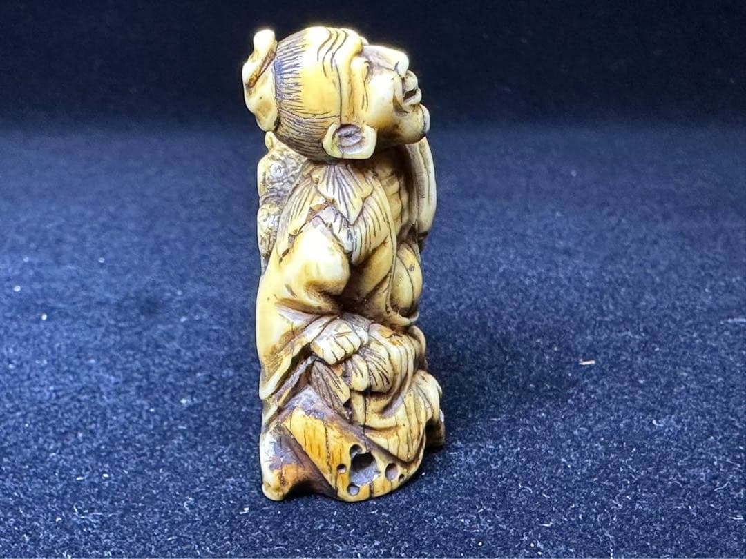 極上　根付　海象　セイウチ　仙人　天然素材　彫刻 置物　細密細工　骨董