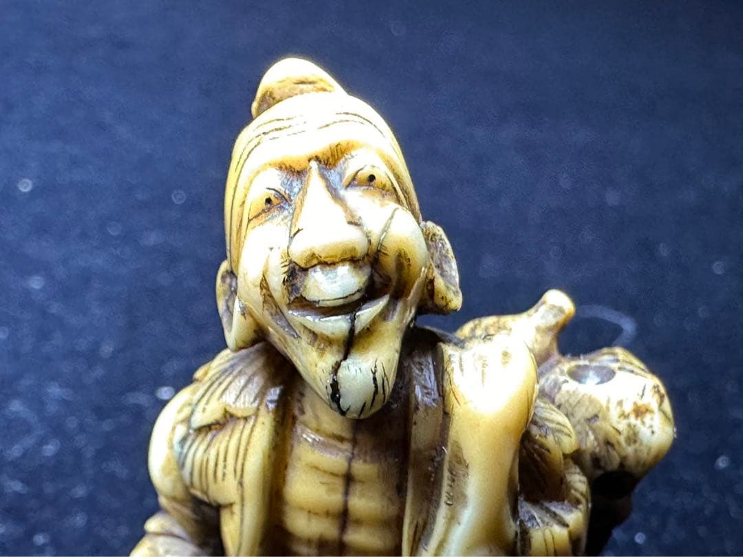 極上　根付　海象　セイウチ　仙人　天然素材　彫刻 置物　細密細工　骨董