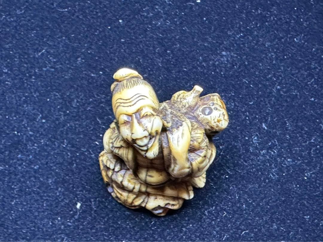 極上　根付　海象　セイウチ　仙人　天然素材　彫刻 置物　細密細工　骨董