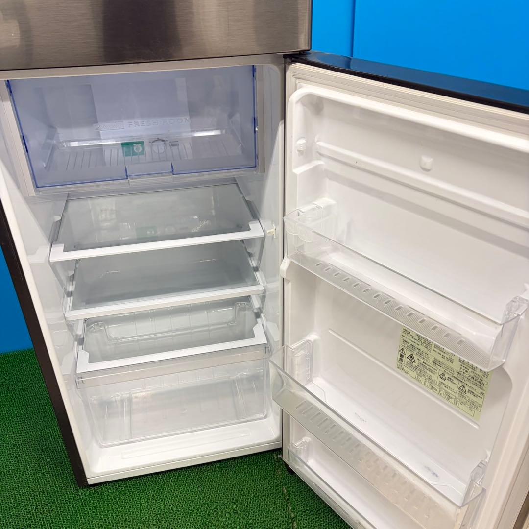 683 SHARP中型　冷蔵庫　小型　200L強　小型　一人暮らし　右開き2ドア