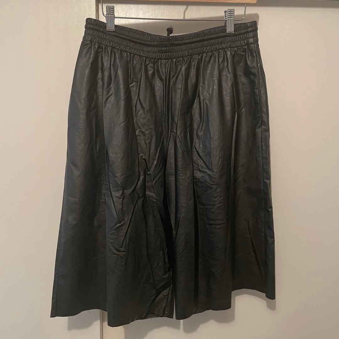 MM6 フェイクレザーハーフパンツ