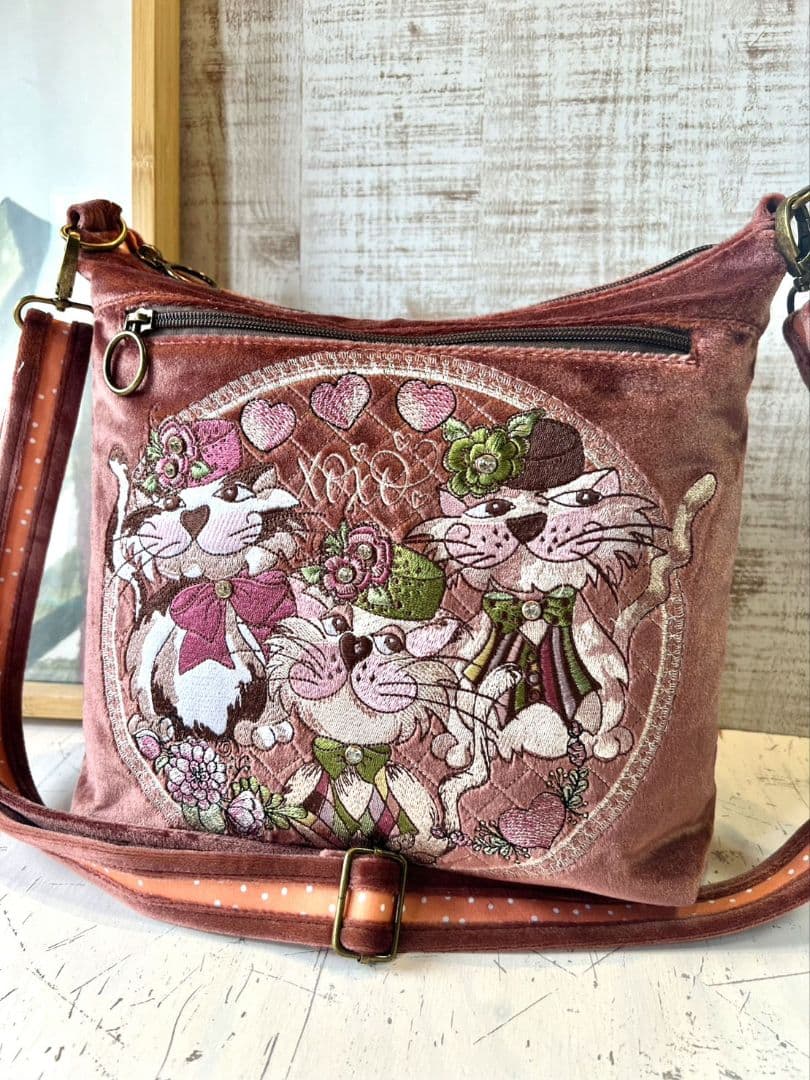 ロラライハリス♡テラコッタローズベロア♡刺繍のふんわり軽量ショルダーバッグ