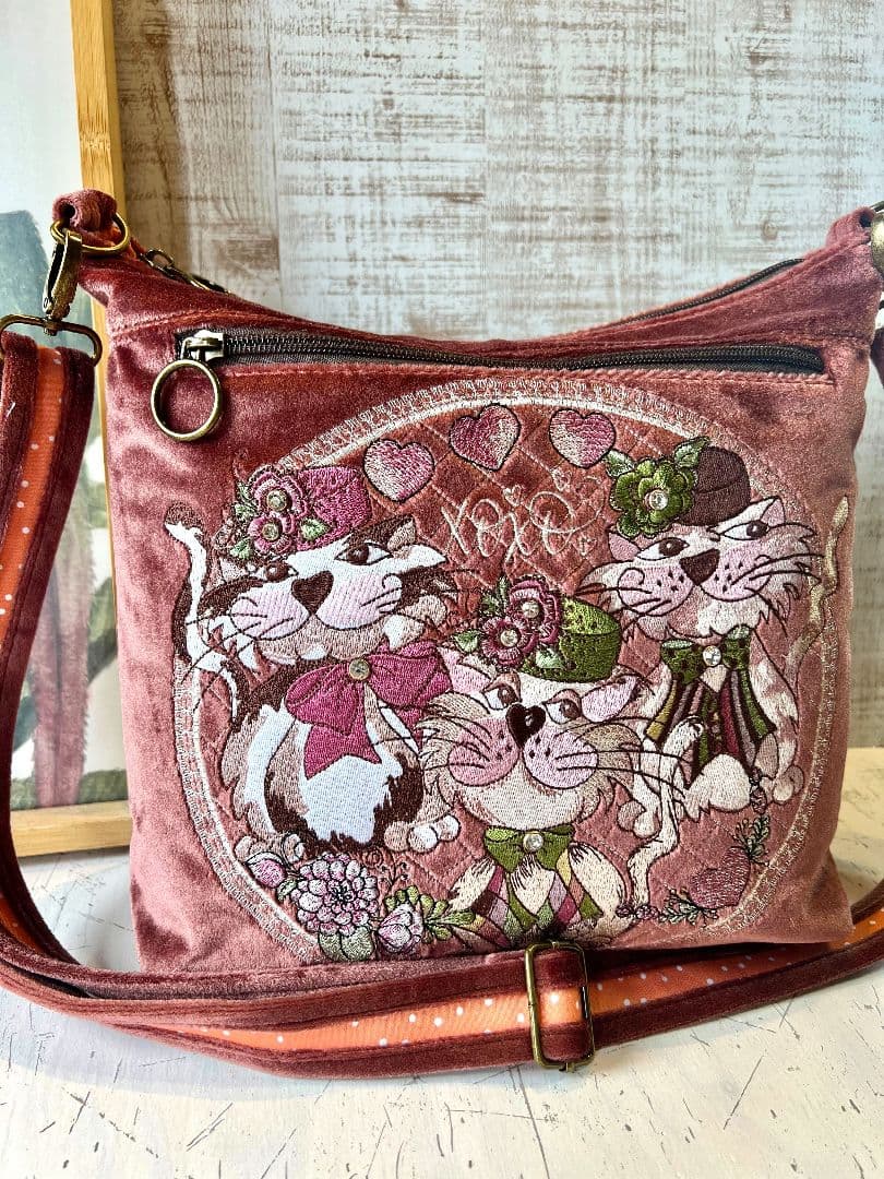 ロラライハリス♡テラコッタローズベロア♡刺繍のふんわり軽量ショルダーバッグ