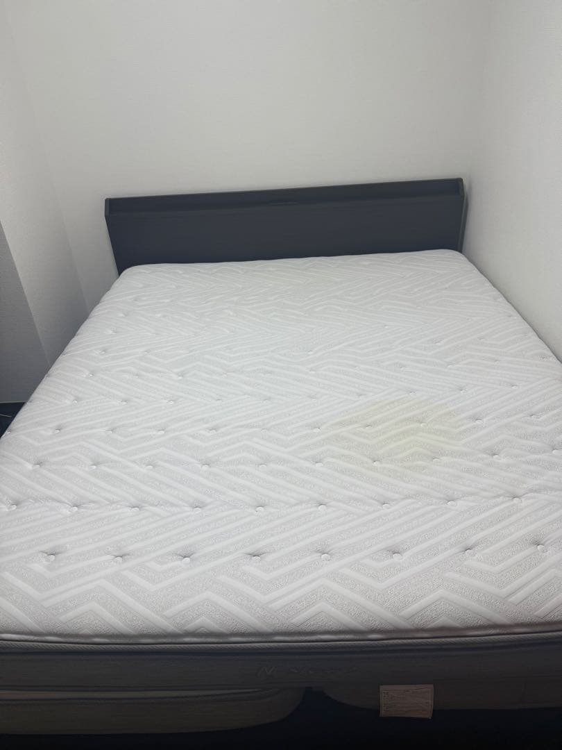 【7/11まで】クイーンサイズベッド　マットレス+ベッドフレーム