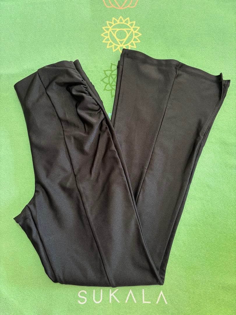 【SUKALA】シャインストレッチフィットフレアパンツ Mサイズ