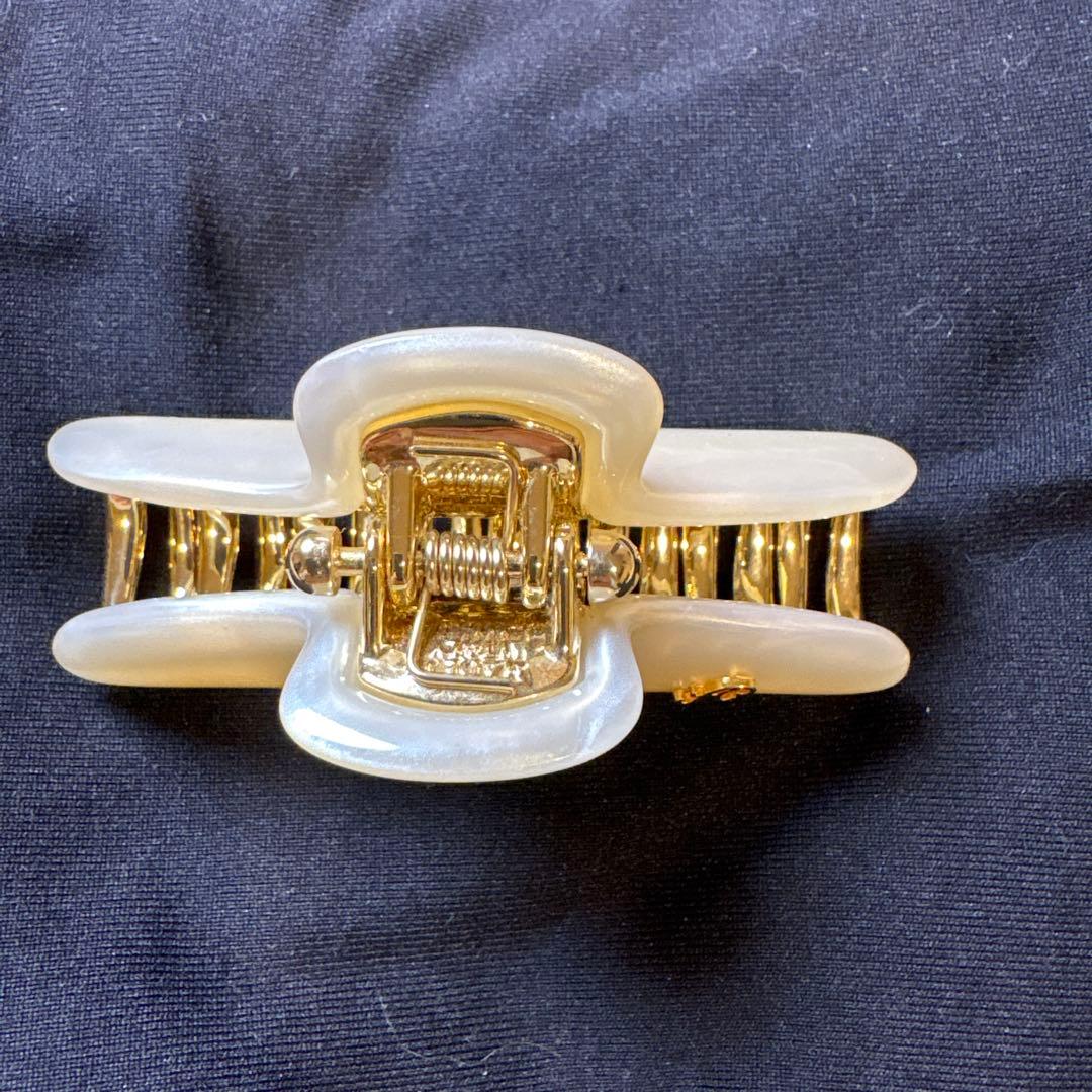 ACCA ゴールドとホワイトのヘアクリップ