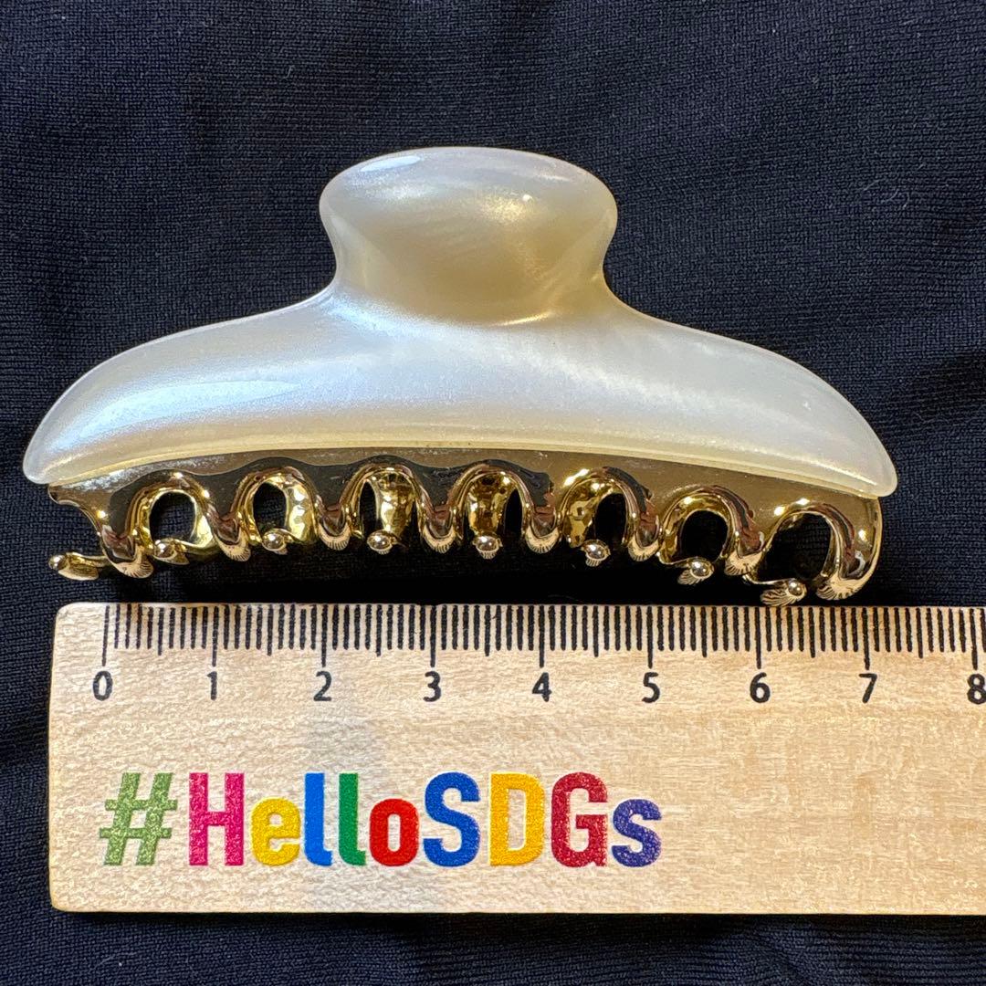 ACCA ゴールドとホワイトのヘアクリップ