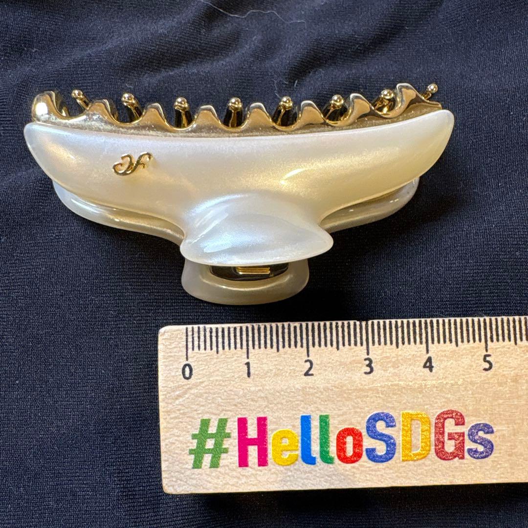 ACCA ゴールドとホワイトのヘアクリップ