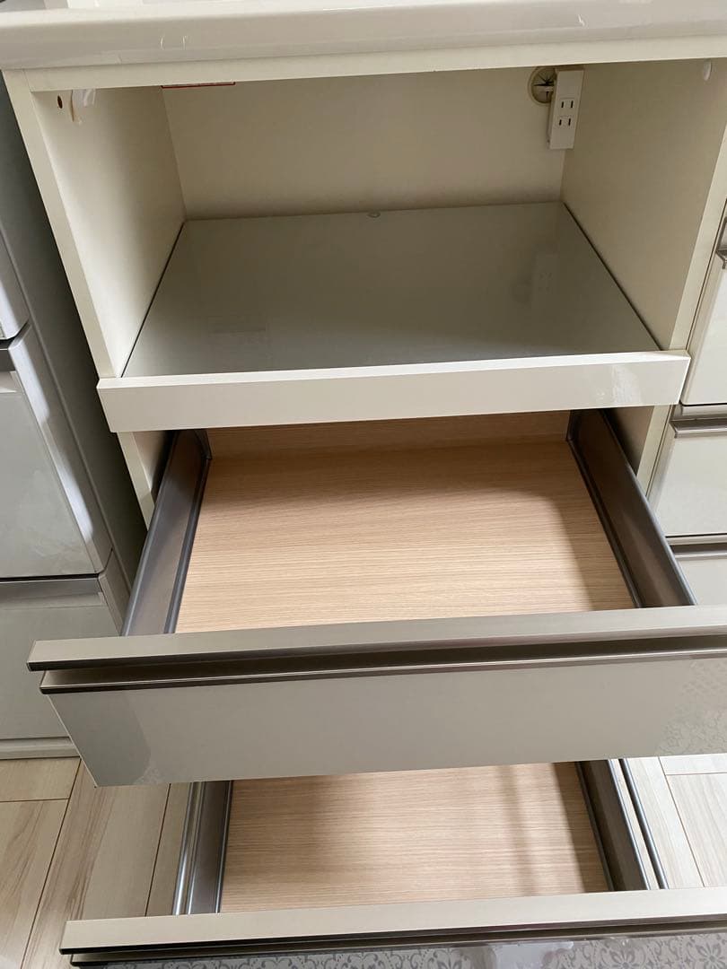 ホワイト 食器棚 ガラス扉付き　4/24まで