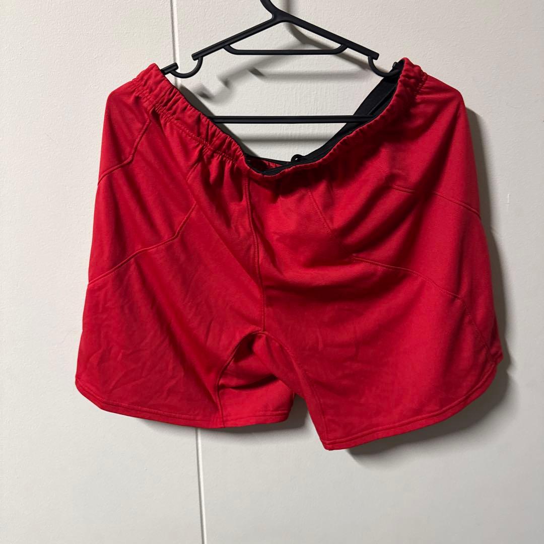 赤のバレーボールショートパンツ 7番