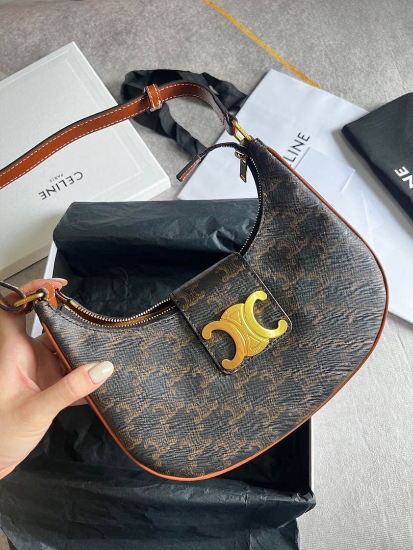 ロゴ入りショルダーバッグ