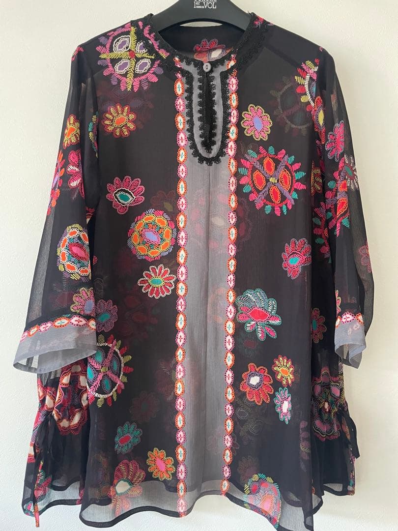 トクコプルミエブォル幾何学花柄黒シフォンチュニック