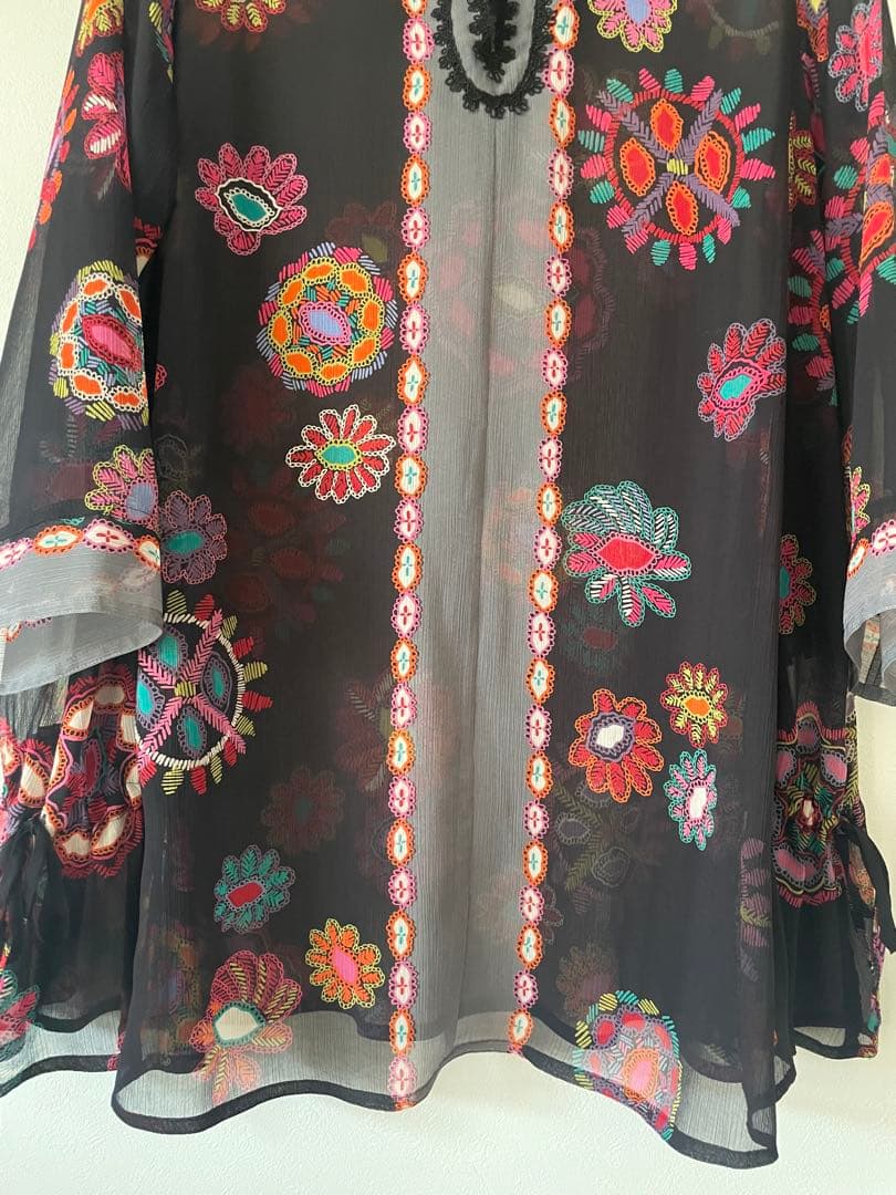 トクコプルミエブォル幾何学花柄黒シフォンチュニック