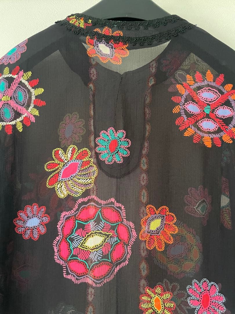 トクコプルミエブォル幾何学花柄黒シフォンチュニック