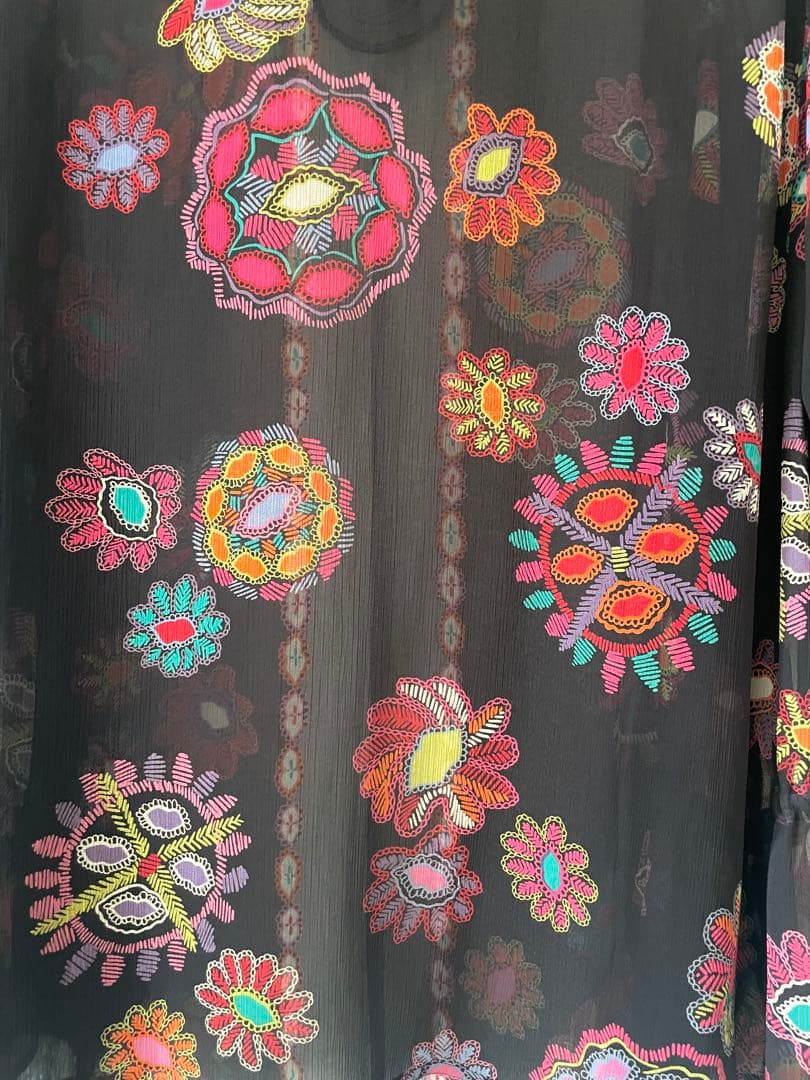 トクコプルミエブォル幾何学花柄黒シフォンチュニック