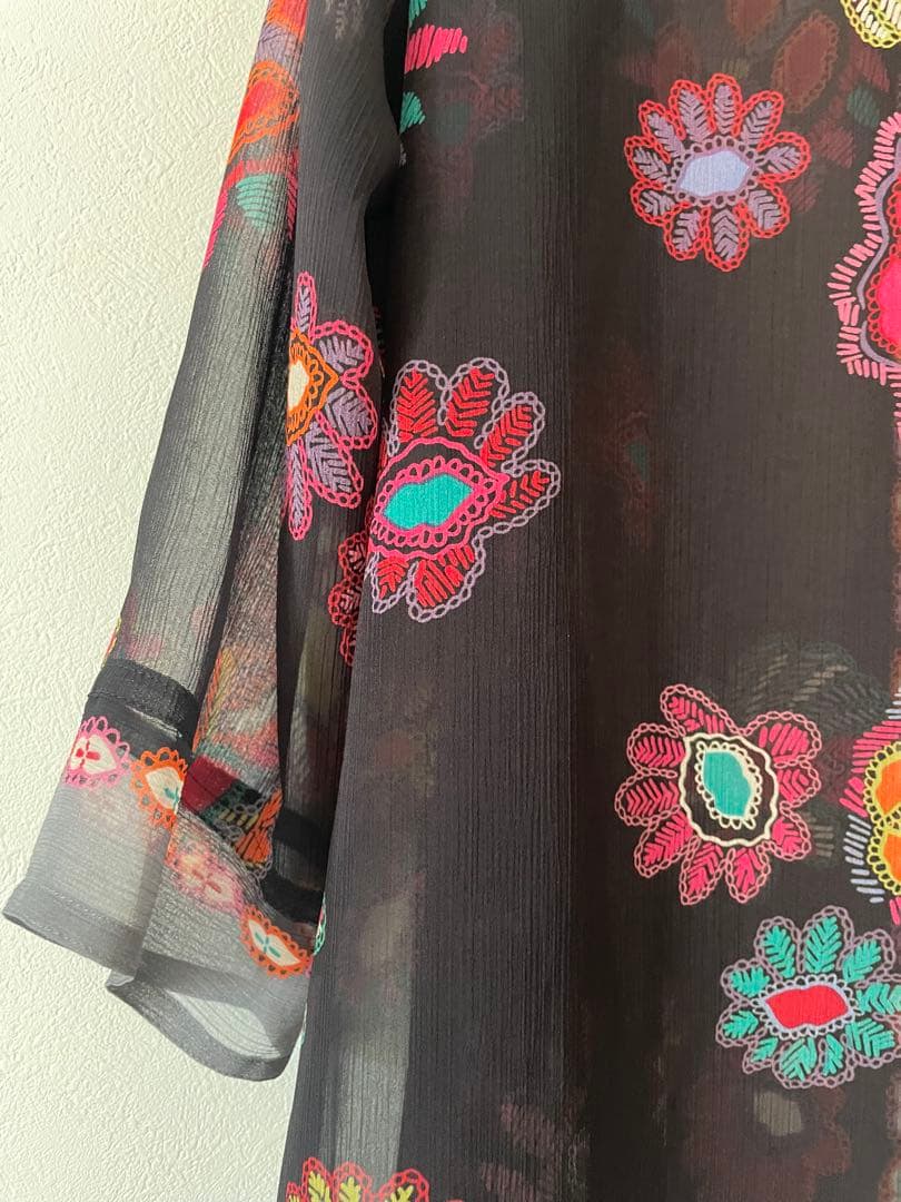 トクコプルミエブォル幾何学花柄黒シフォンチュニック