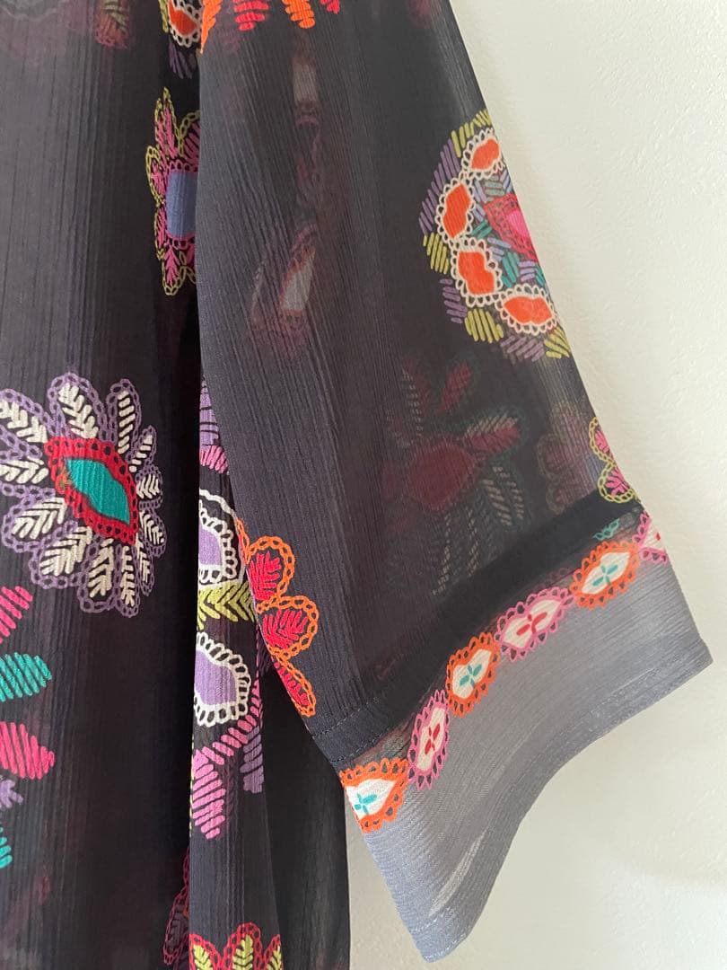 トクコプルミエブォル幾何学花柄黒シフォンチュニック