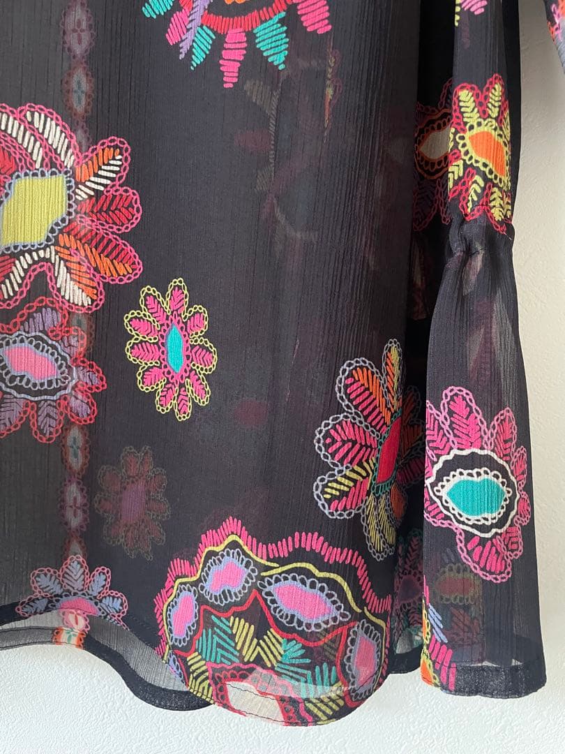 トクコプルミエブォル幾何学花柄黒シフォンチュニック