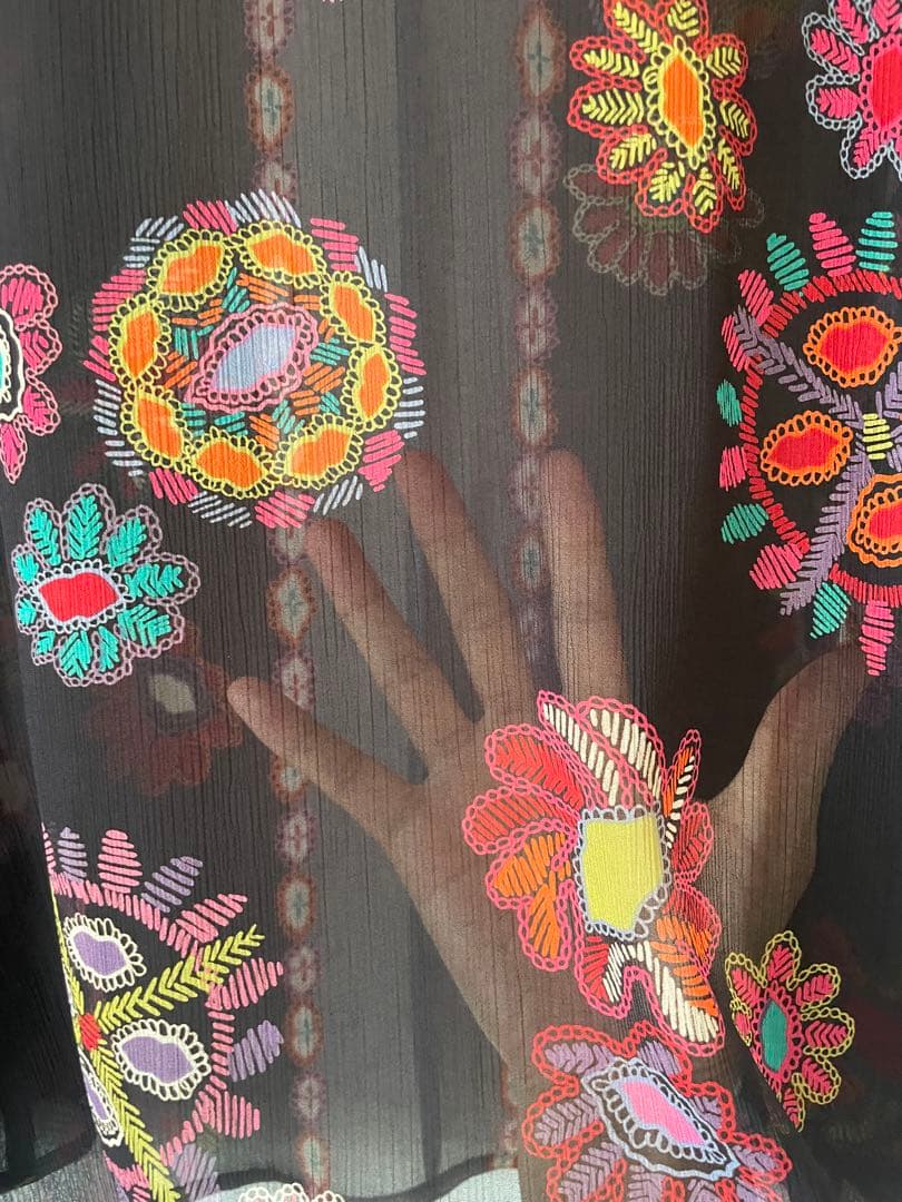 トクコプルミエブォル幾何学花柄黒シフォンチュニック