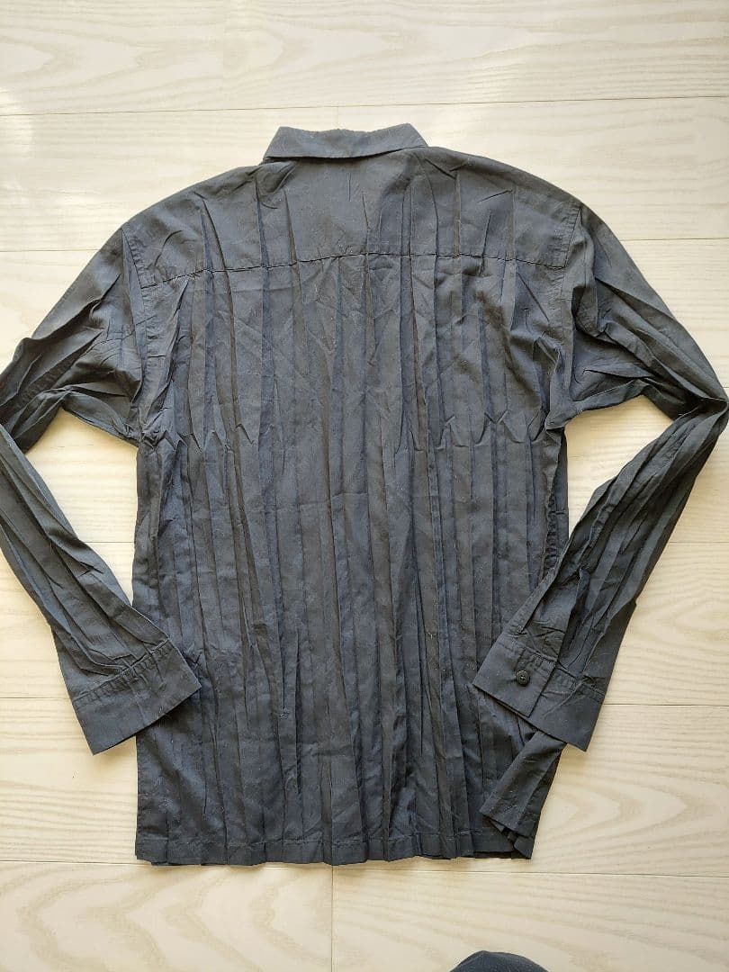 イッセイミヤケ プリーツのシャツ　ISSEY MIYAKE 黒地