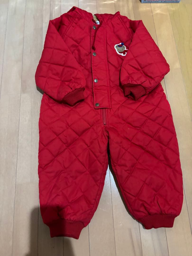 Familiar 赤いロンパースと紺色カバーオール