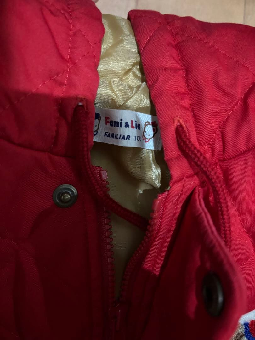 Familiar 赤いロンパースと紺色カバーオール