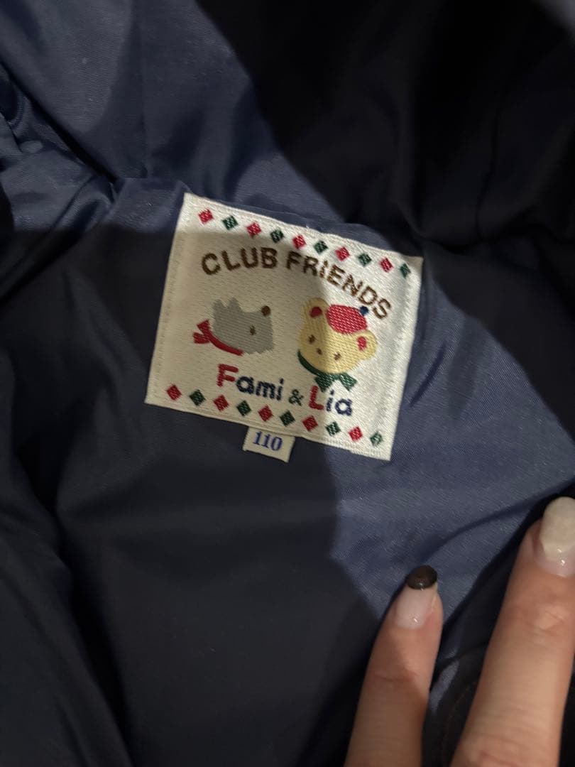 Familiar 赤いロンパースと紺色カバーオール