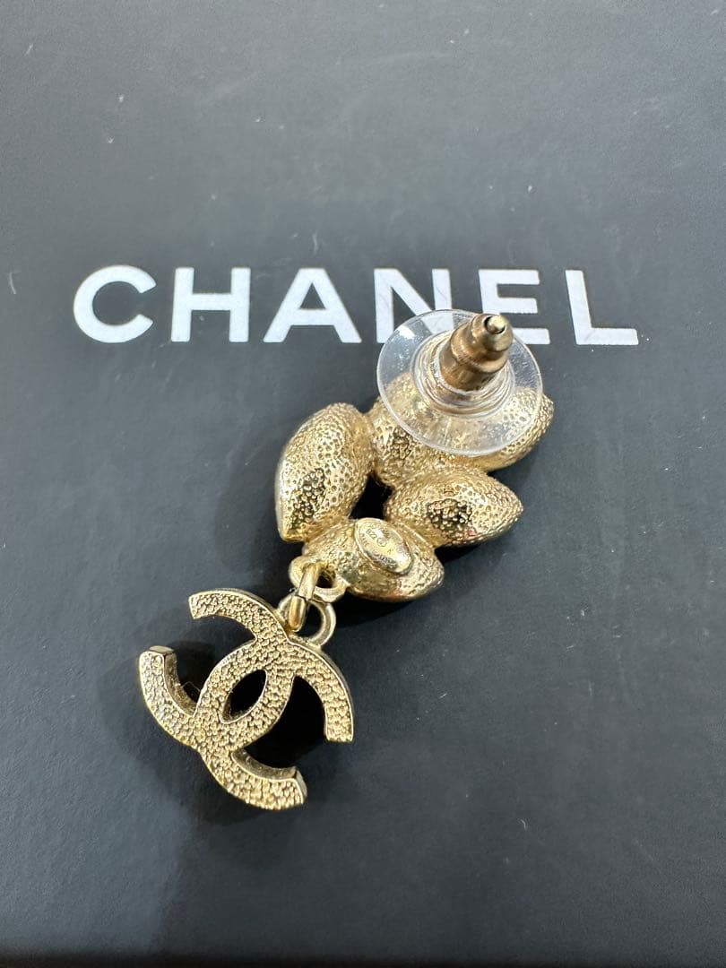 CHANEL ゴールドストーン 片耳ピアス　シャネル