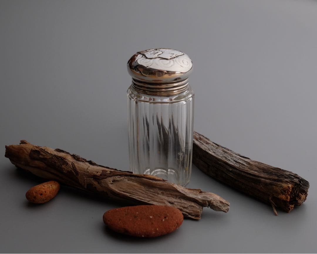 1900年製のイギリス・ロンドンの純銀蓋付きカットガラス容器