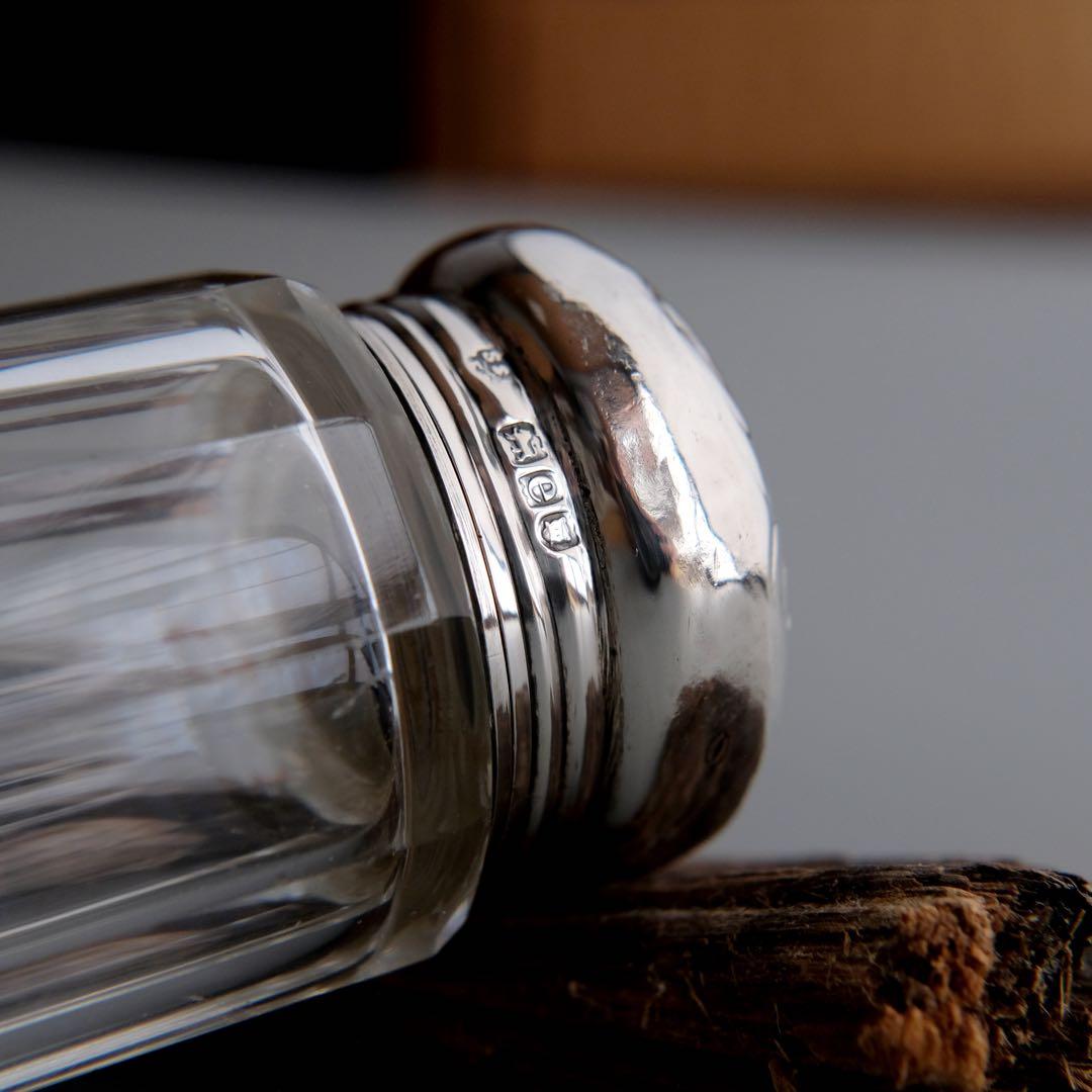 1900年製のイギリス・ロンドンの純銀蓋付きカットガラス容器