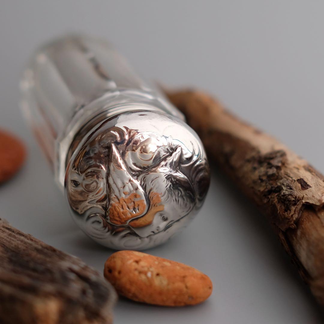 1900年製のイギリス・ロンドンの純銀蓋付きカットガラス容器