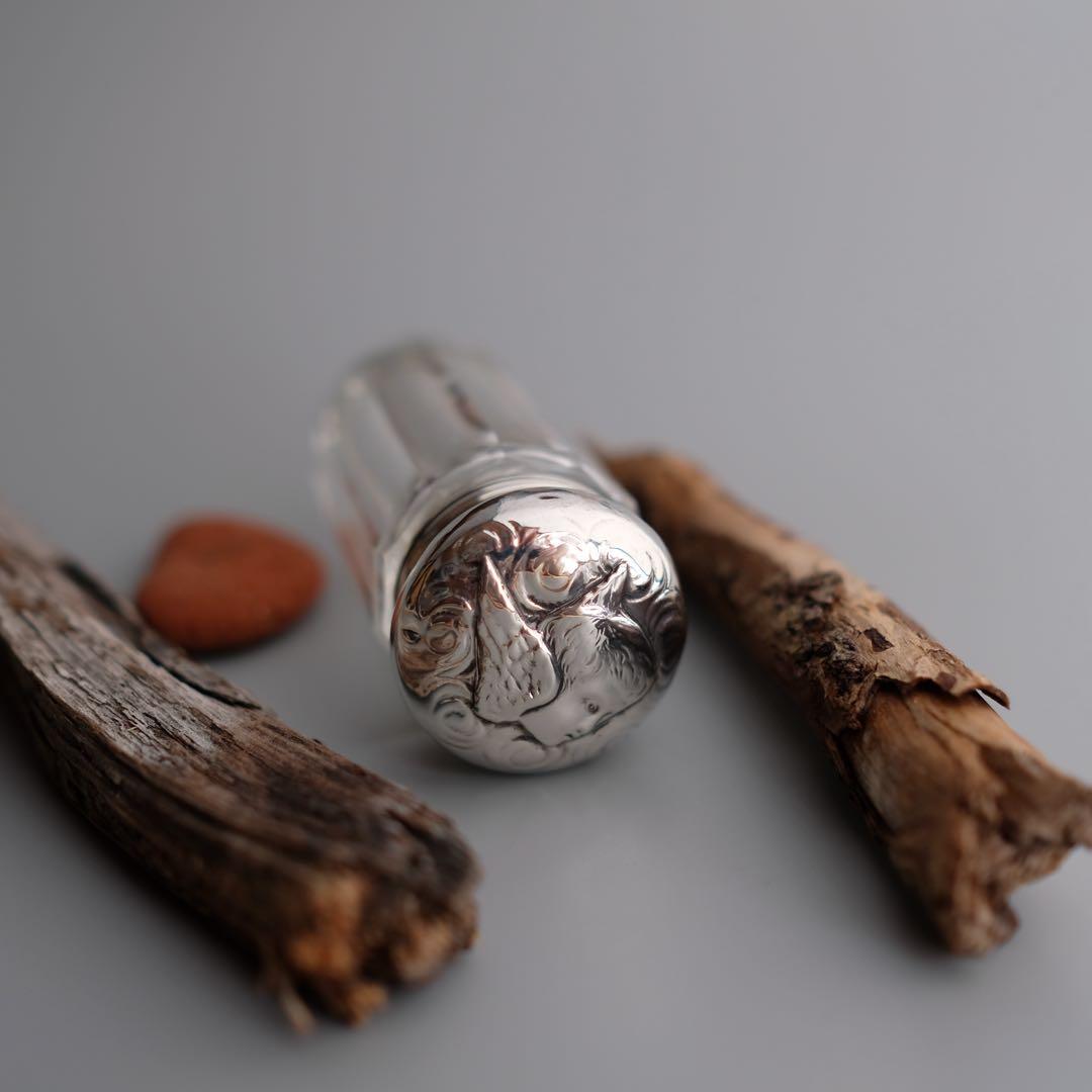 1900年製のイギリス・ロンドンの純銀蓋付きカットガラス容器