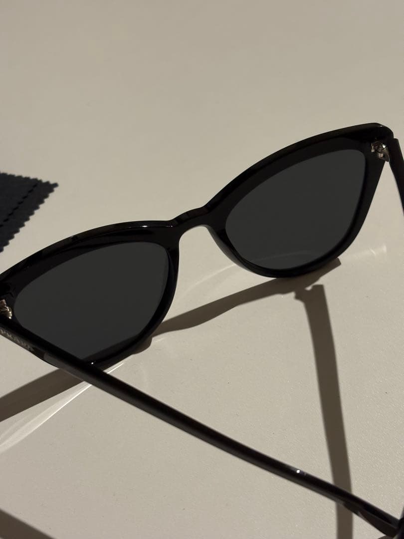 PRADA ブラック キャットアイ サングラス