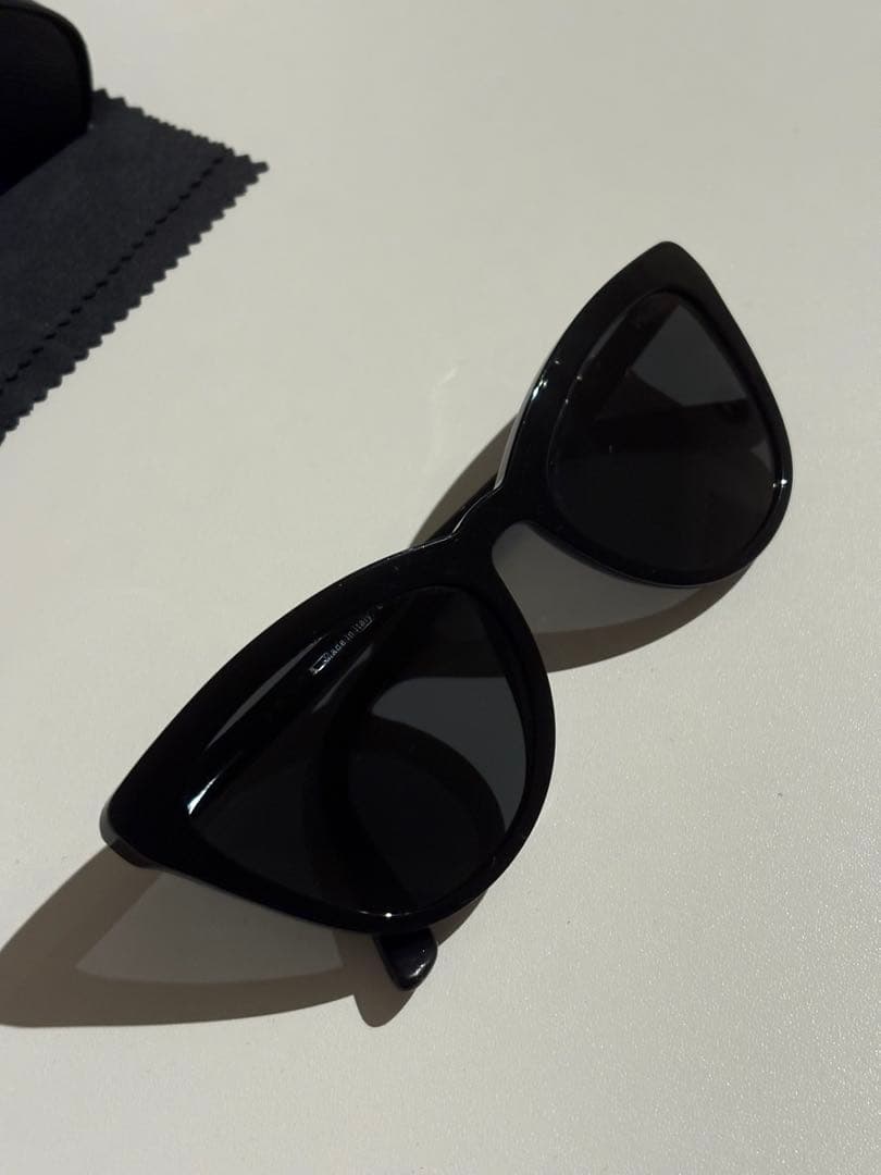 PRADA ブラック キャットアイ サングラス