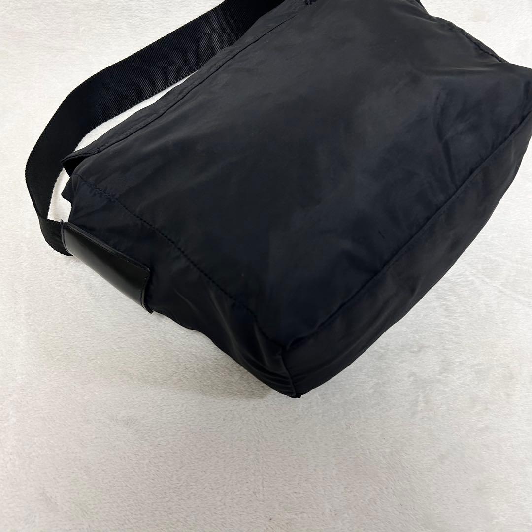 プラダ PRADA ナイロン ショルダーバッグ 三角ロゴプレート ブラック