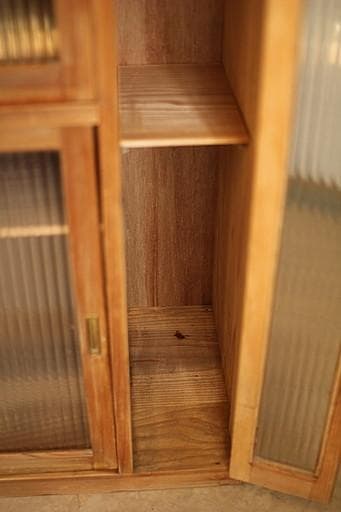 古い木枠のモールガラス戸棚　収納棚　食器棚　本棚　キャビネット　古家具