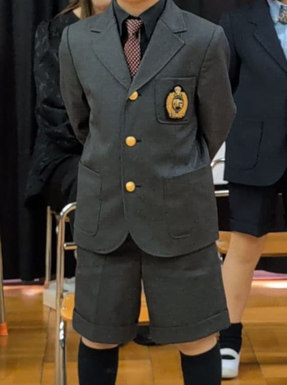 バーバリーキッズ スーツ ダークグレー120A ファミリア製エンジ色ネクタイ付