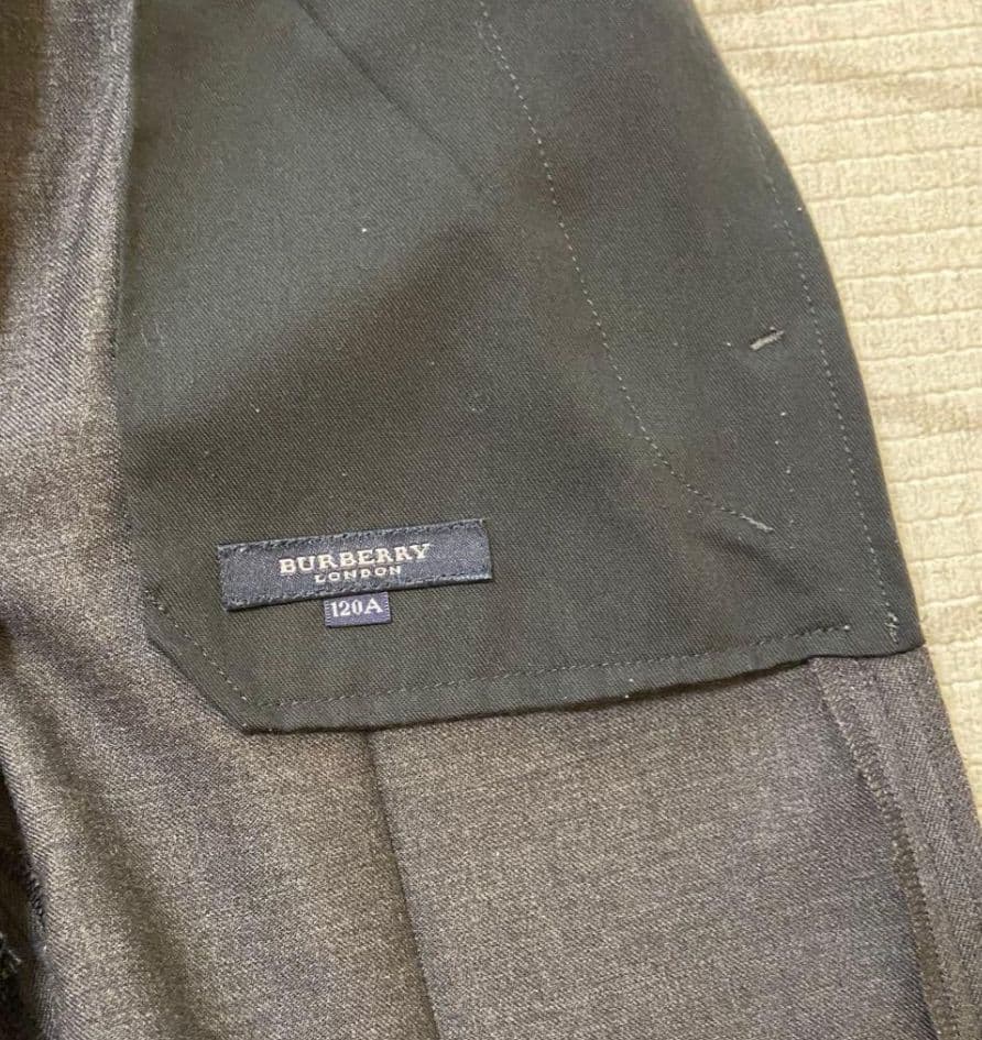 バーバリーキッズ スーツ ダークグレー120A ファミリア製エンジ色ネクタイ付