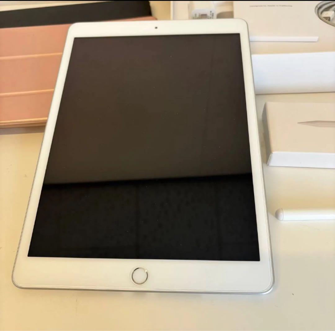 【第7世代】iPad2019 Wi-Fi 128GB シルバー ケース2個付き