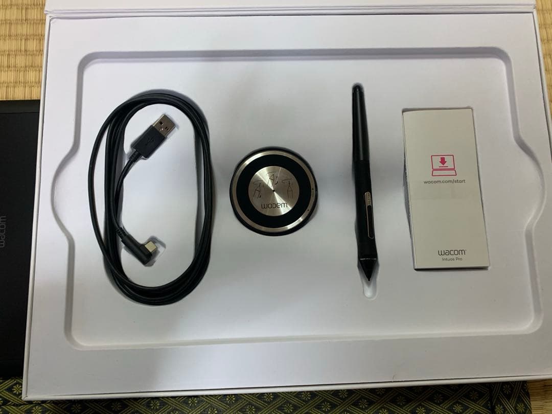 Wacom Intuos Pro PTH-660/K0 ペンタブレット Mサイズ